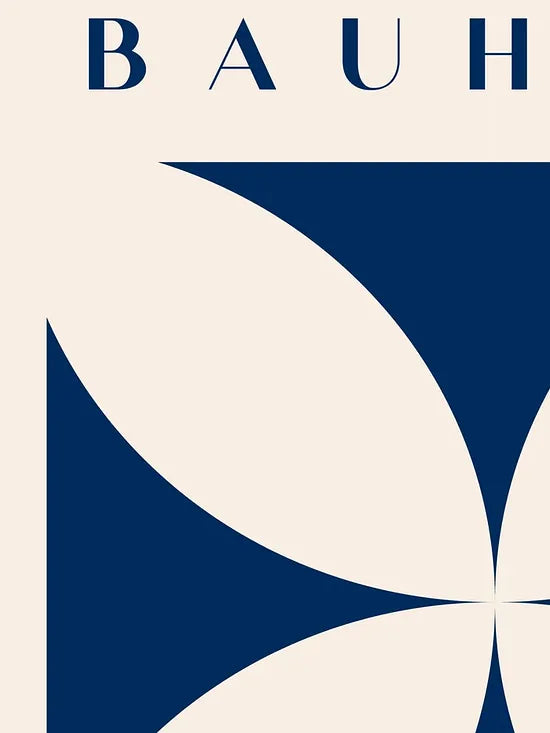 Gros plan sur quatre-petales bleus de l'affiche Bauhaus geometrique