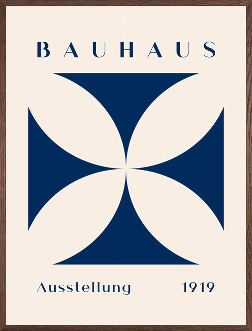 Cadre chene clair entourant l'affiche Bauhaus quatre-petales bleus