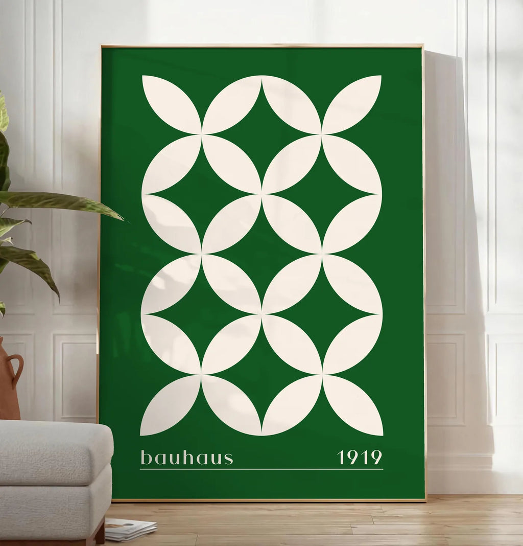 Reproduction quatre-Petales Verts, posee au sol dans un salon minimaliste clair, a cote d'un canape beige et d'une plante verte, sur un parquet clair