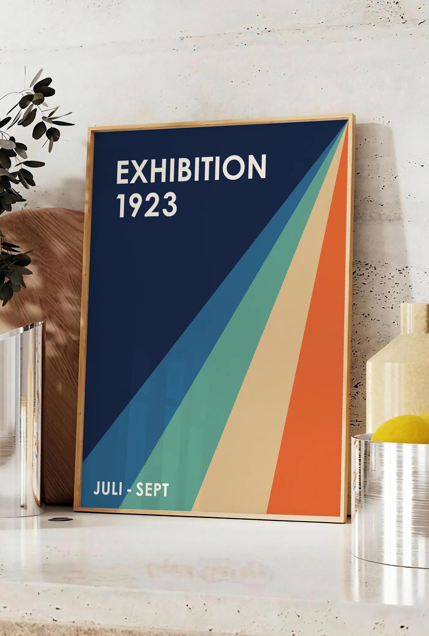 Affiche rayons Retro, posee sur un plan de travail de cuisine en pierre claire, entre une branche d'eucalyptus en vase et un bocal de citrons