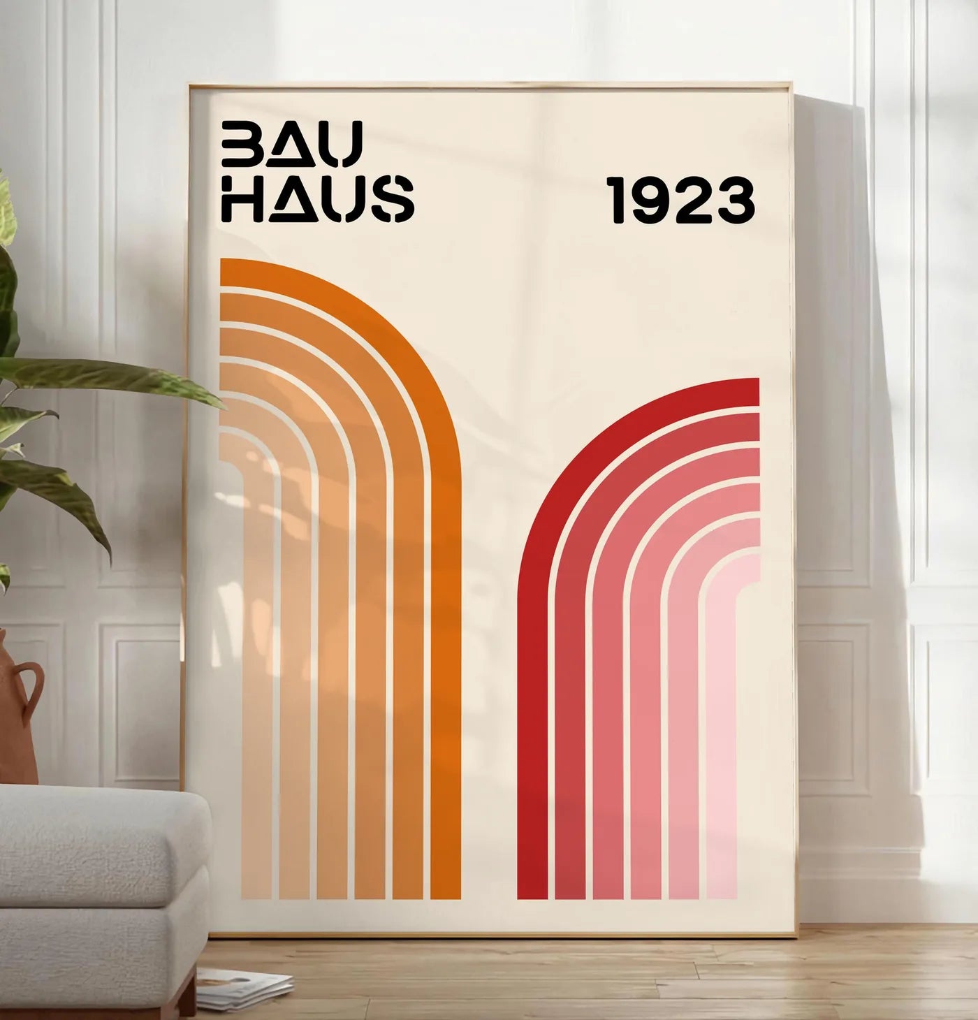 Reproduction rubans Courbes, posee au sol dans un salon minimaliste clair, a cote d'un canape beige et d'une plante verte, sur un parquet clair