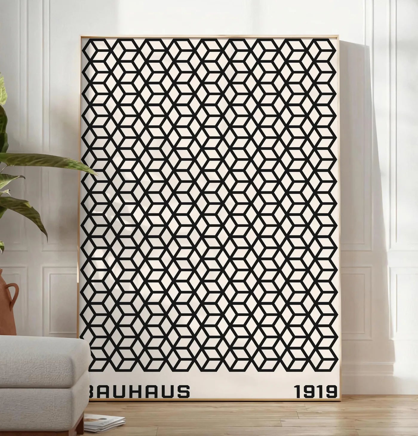 Reproduction treillis de Cubes, posee au sol dans un salon minimaliste clair, a cote d'un canape beige et d'une plante verte, sur un parquet clair