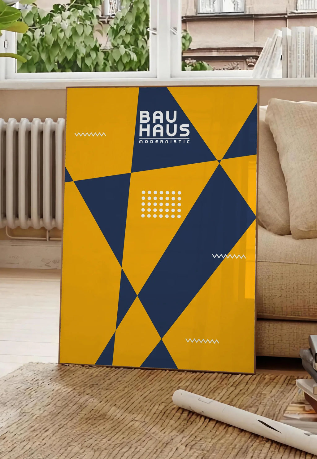 Poster triangles Modernistic, posee au sol dans un salon parisien, devant une grande fenetre donnant sur un immeuble haussmannien, entre un ficus et un canape creme