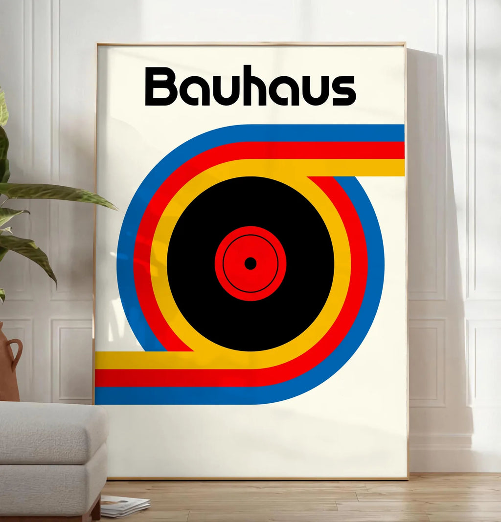 Reproduction vinyle et Ruban, posee au sol dans un salon minimaliste clair, a cote d'un canape beige et d'une plante verte, sur un parquet clair