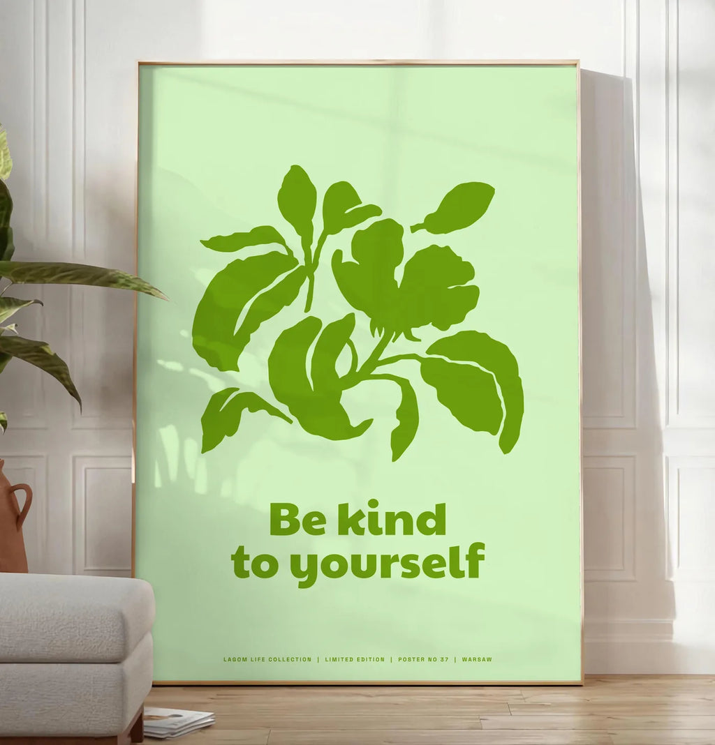 Reproduction affiche feuillage vert, posee au sol dans un salon minimaliste clair, a cote d'un canape beige et d'une plante verte, sur un parquet clair