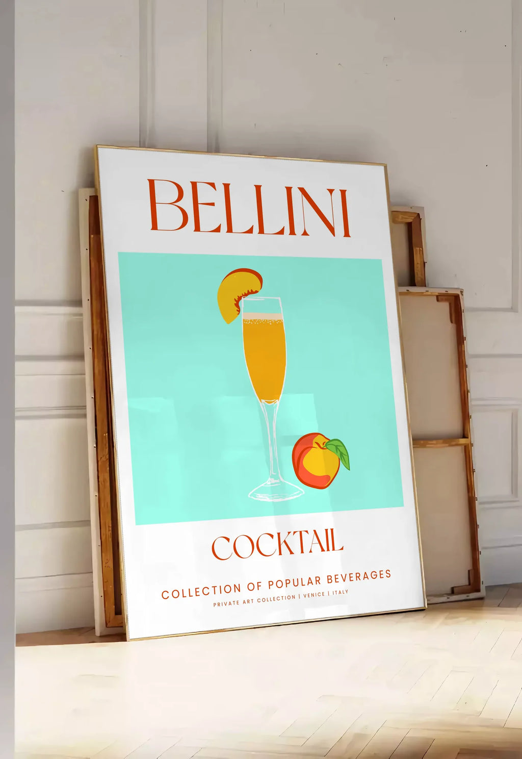 Tirage encadrable affiche cocktail Bellini, posee au sol dans une entree lumineuse, contre un mur a panneaux blancs, a cote de chassis en bois empiles