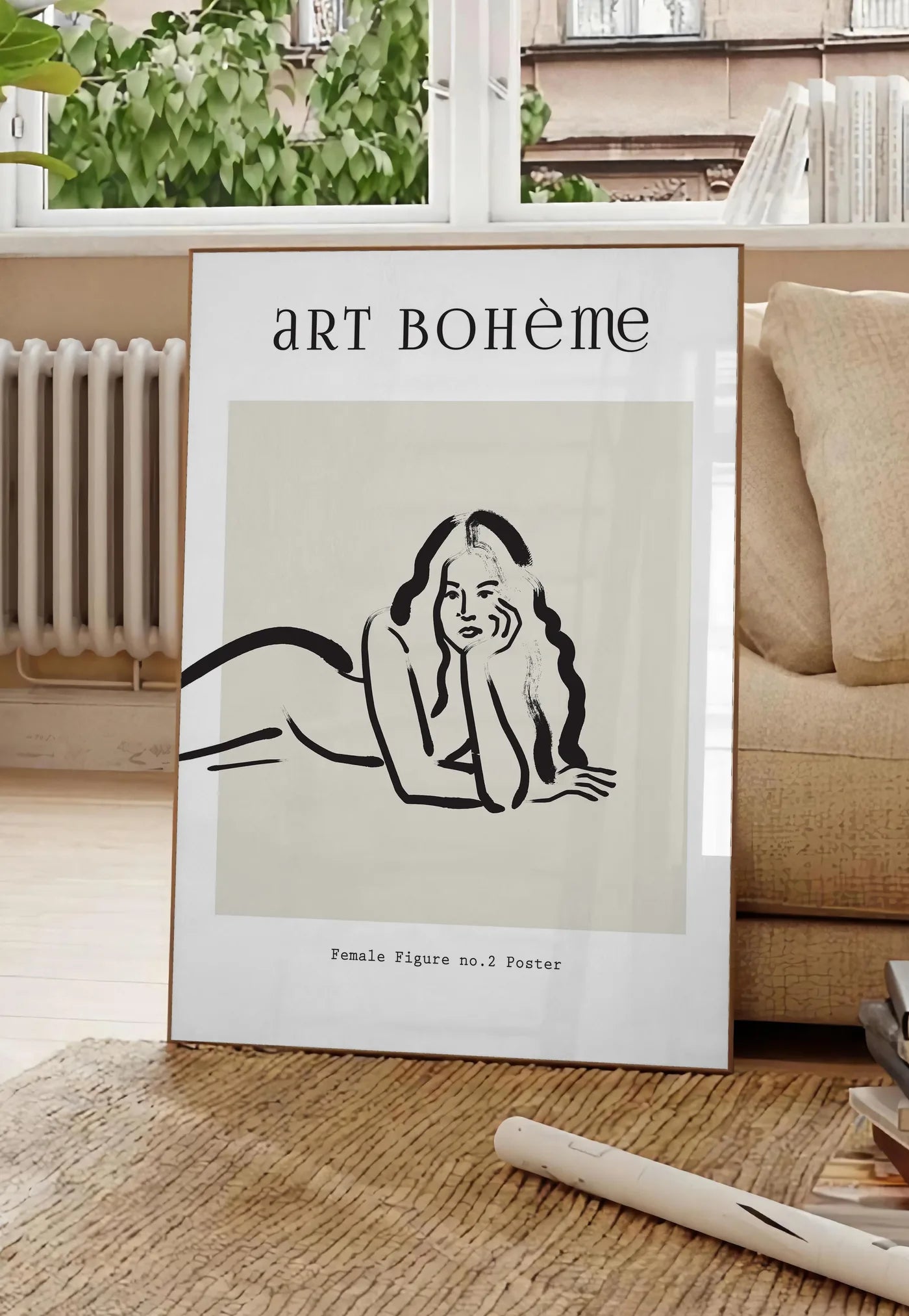 Poster femme allongee au trait de pinceau noir sur creme, posee au sol dans un salon parisien, devant une grande fenetre donnant sur un immeuble haussmannien, entre un ficus et un canape creme