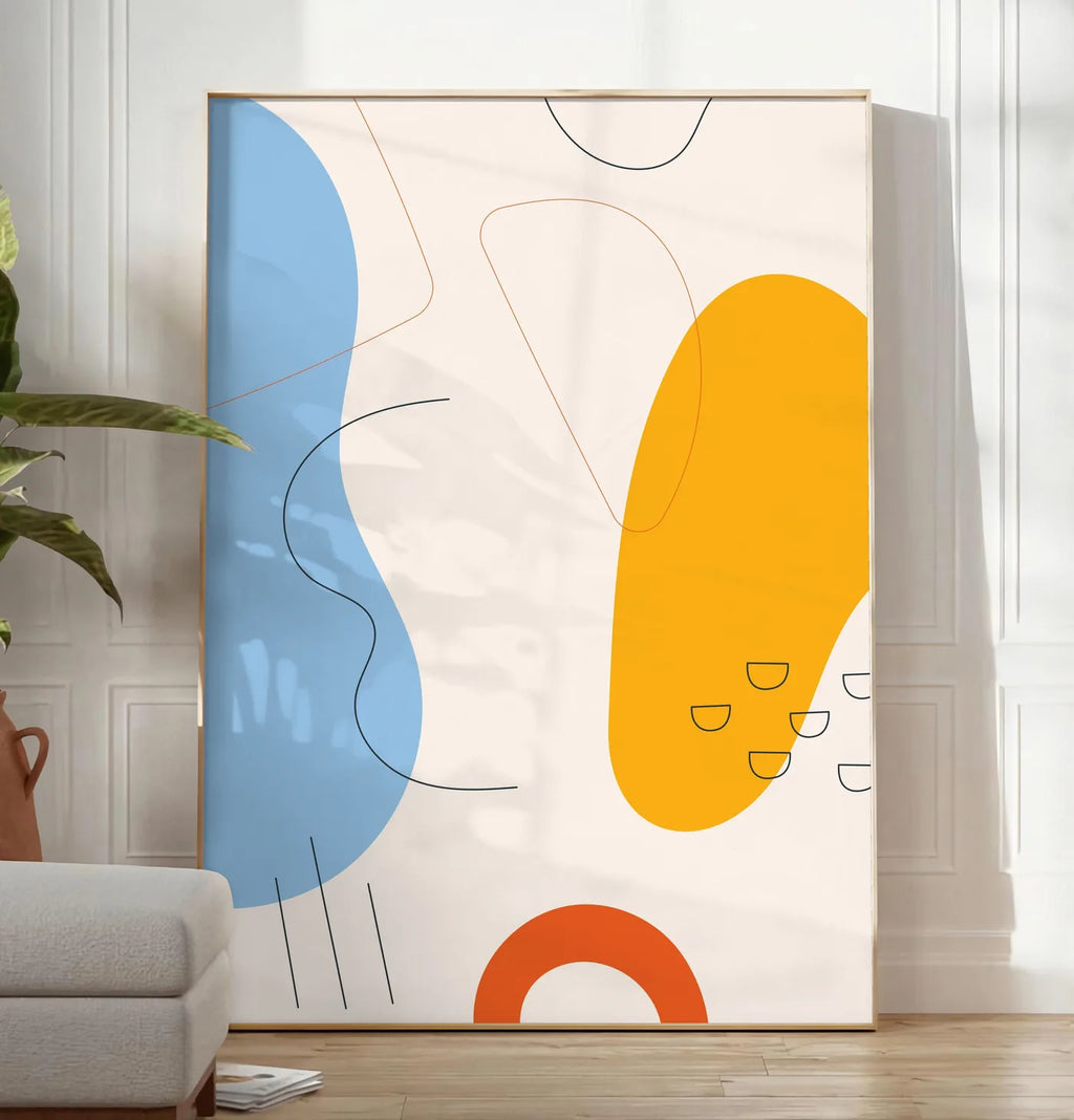Reproduction formes organiques bleu et jaune avec traits fins sur fond creme, posee au sol dans un salon minimaliste clair, a cote d'un canape beige et d'une plante verte, sur un parquet clair