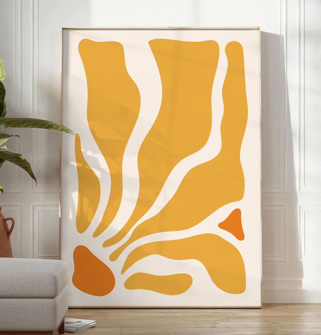 Reproduction formes organiques jaunes et orange ondulees sur fond creme, posee au sol dans un salon minimaliste clair, a cote d'un canape beige et d'une plante verte, sur un parquet clair