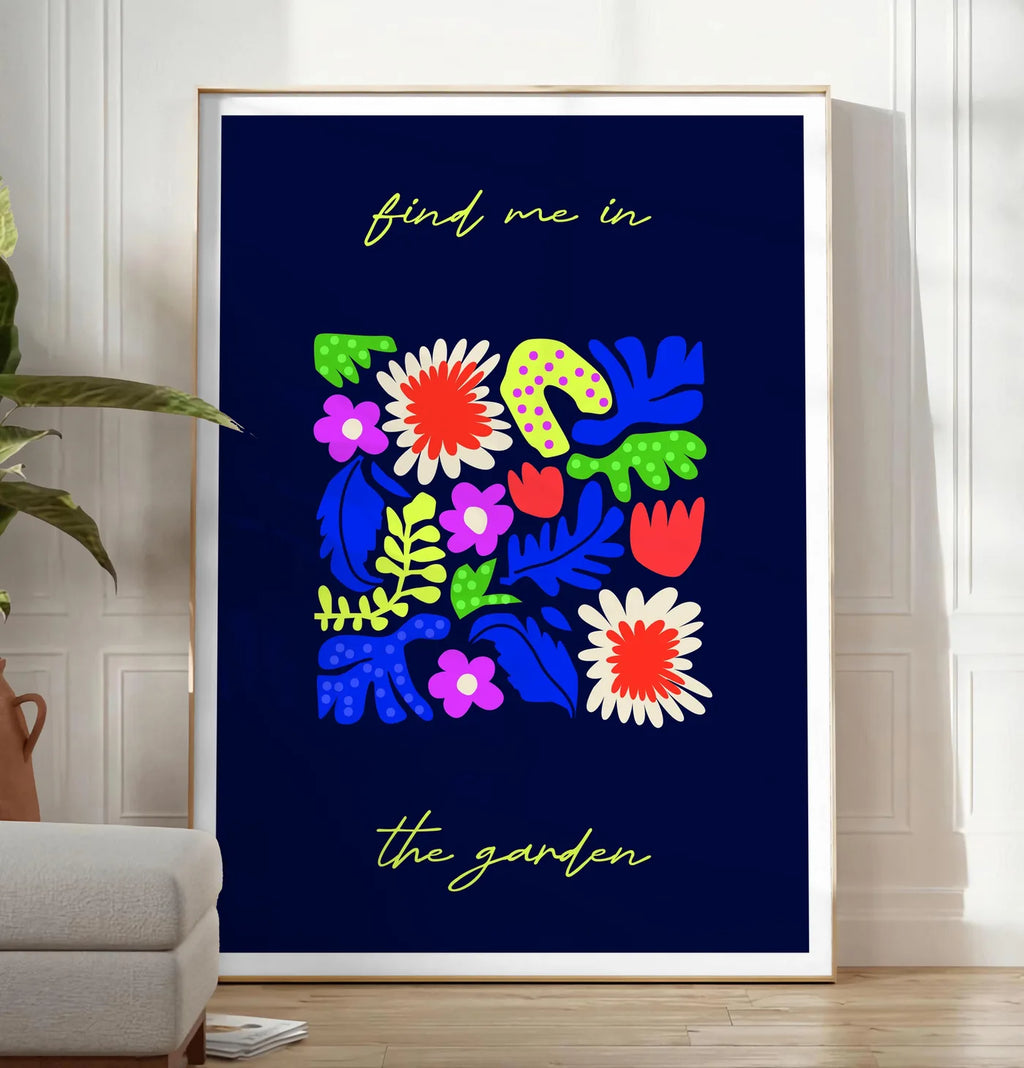 Reproduction affiche botanique fleurs folk, posee au sol dans un salon minimaliste clair, a cote d'un canape beige et d'une plante verte, sur un parquet clair