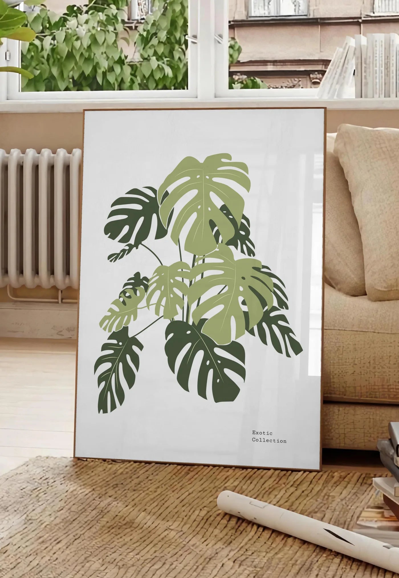 Poster affiche monstera botanique, posee au sol dans un salon parisien, devant une grande fenetre donnant sur un immeuble haussmannien, entre un ficus et un canape creme