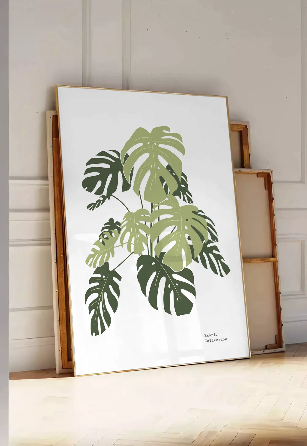 Tirage encadrable affiche monstera botanique, posee au sol dans une entree lumineuse, contre un mur a panneaux blancs, a cote de chassis en bois empiles