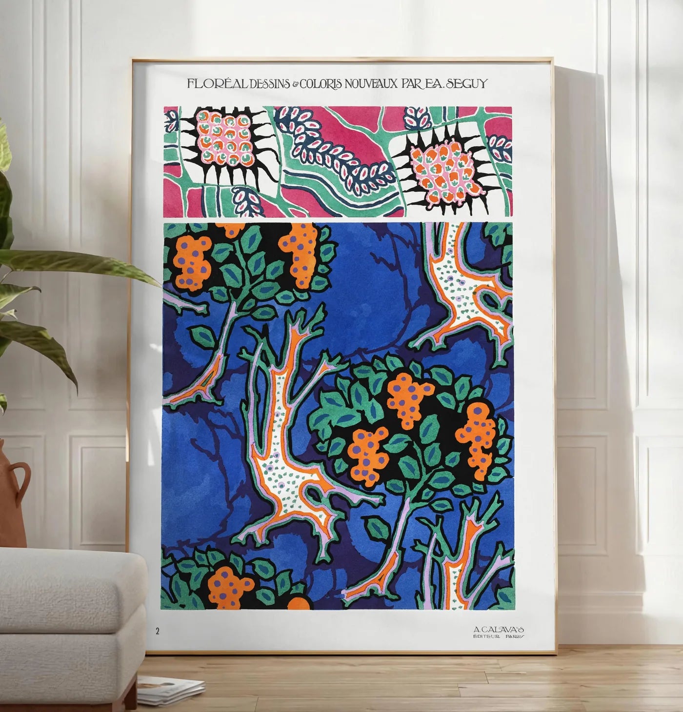 Reproduction planches botaniques montrent des grappes de fruits stylisées sur fond bleu de cobalt, posee au sol dans un salon minimaliste clair, a cote d'un canape beige et d'une plante verte, sur un parquet clair