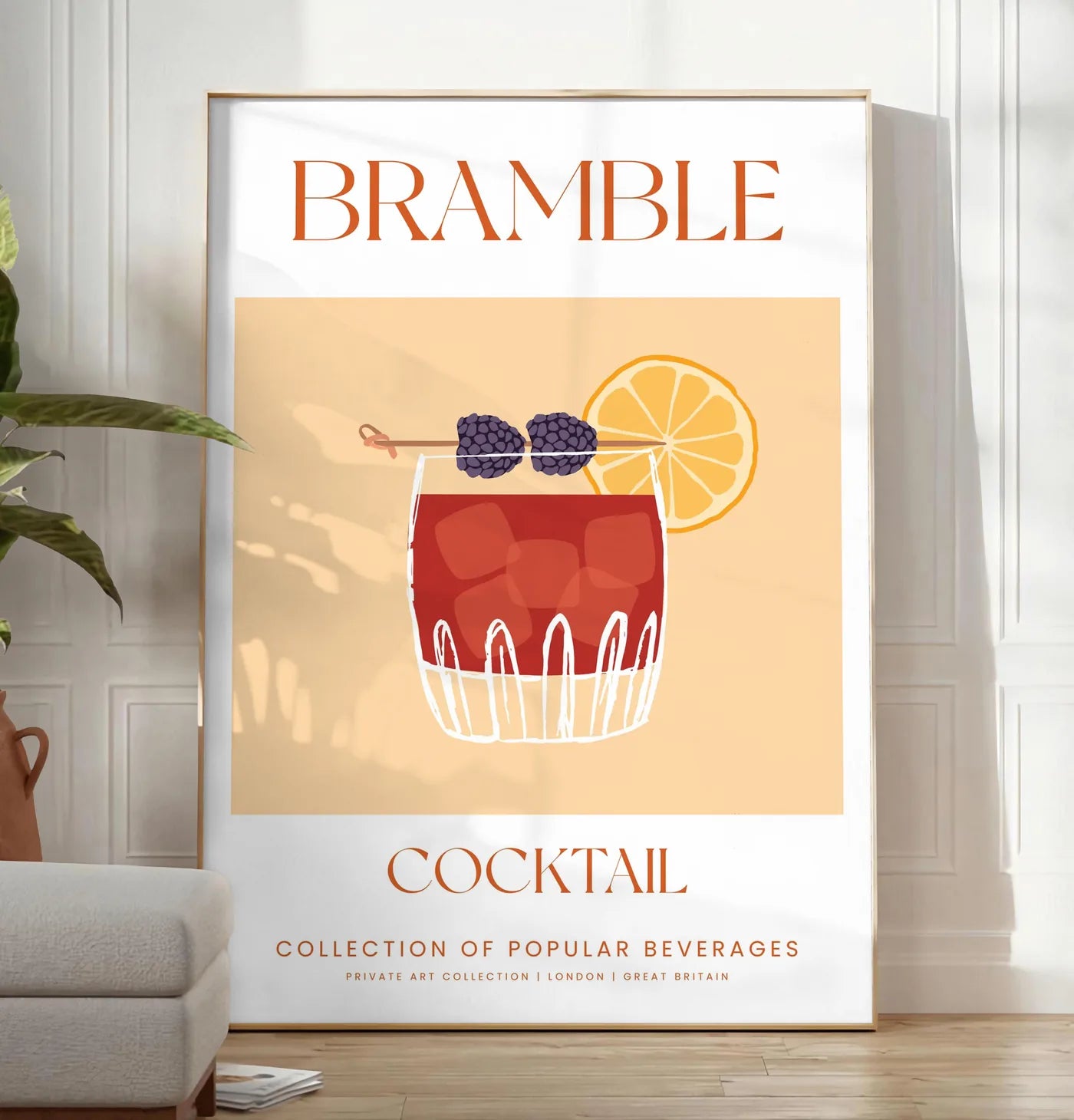 Reproduction affiche cocktail Bramble, posee au sol dans un salon minimaliste clair, a cote d'un canape beige et d'une plante verte, sur un parquet clair