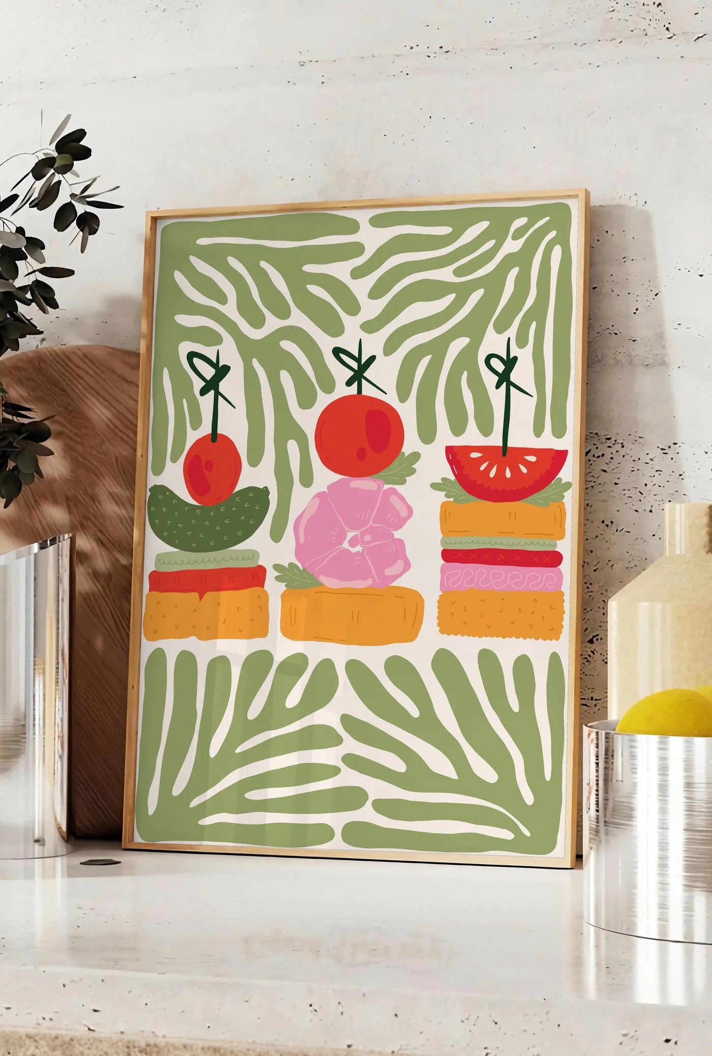 Affiche affiche cuisine brochettes caprese, posee sur un plan de travail de cuisine en pierre claire, entre une branche d'eucalyptus en vase et un bocal de citrons