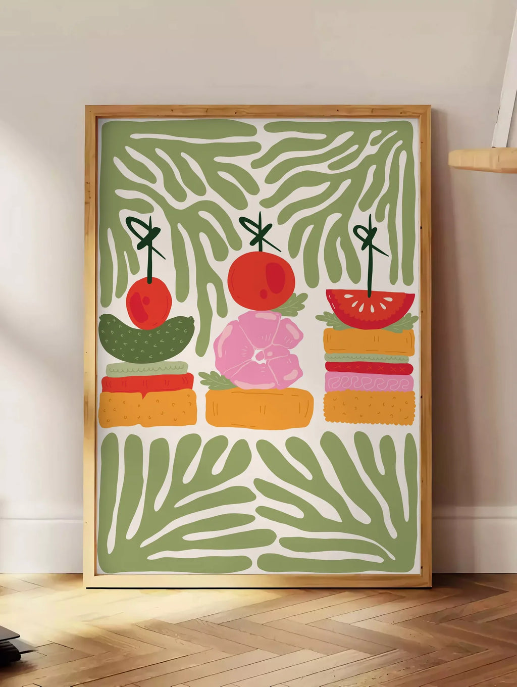 Estampe affiche cuisine brochettes caprese, posee au sol dans un coin salon, sur un parquet a chevrons, pres d'une table d'appoint en chene chargee de livres