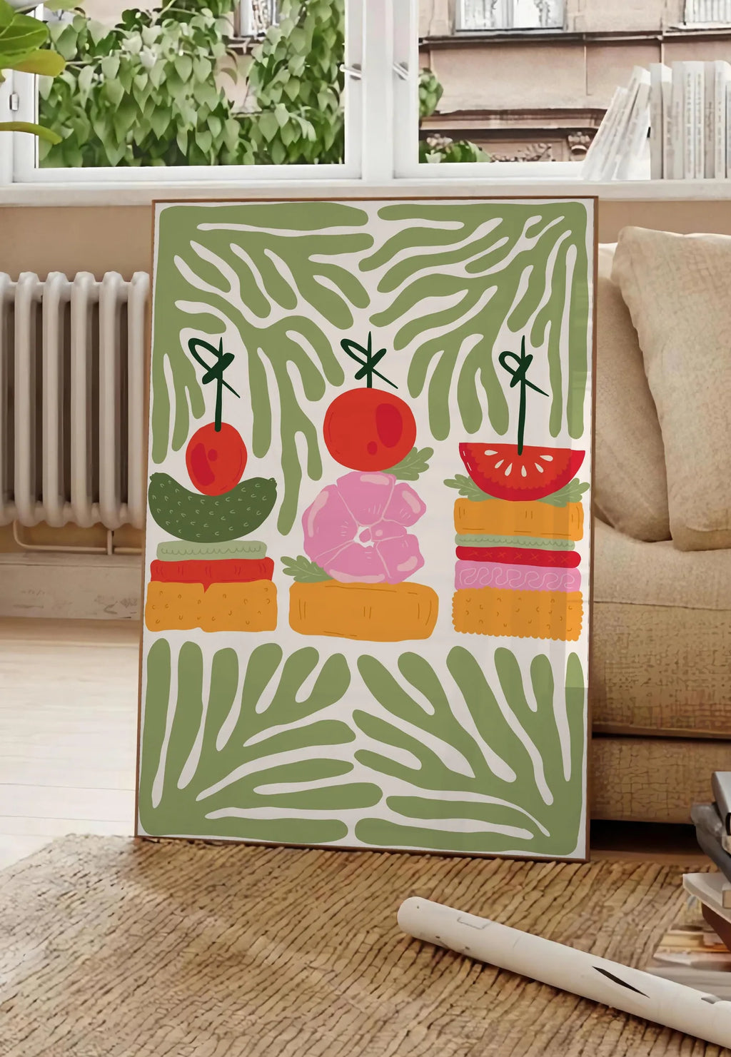 Poster affiche cuisine brochettes caprese, posee au sol dans un salon parisien, devant une grande fenetre donnant sur un immeuble haussmannien, entre un ficus et un canape creme