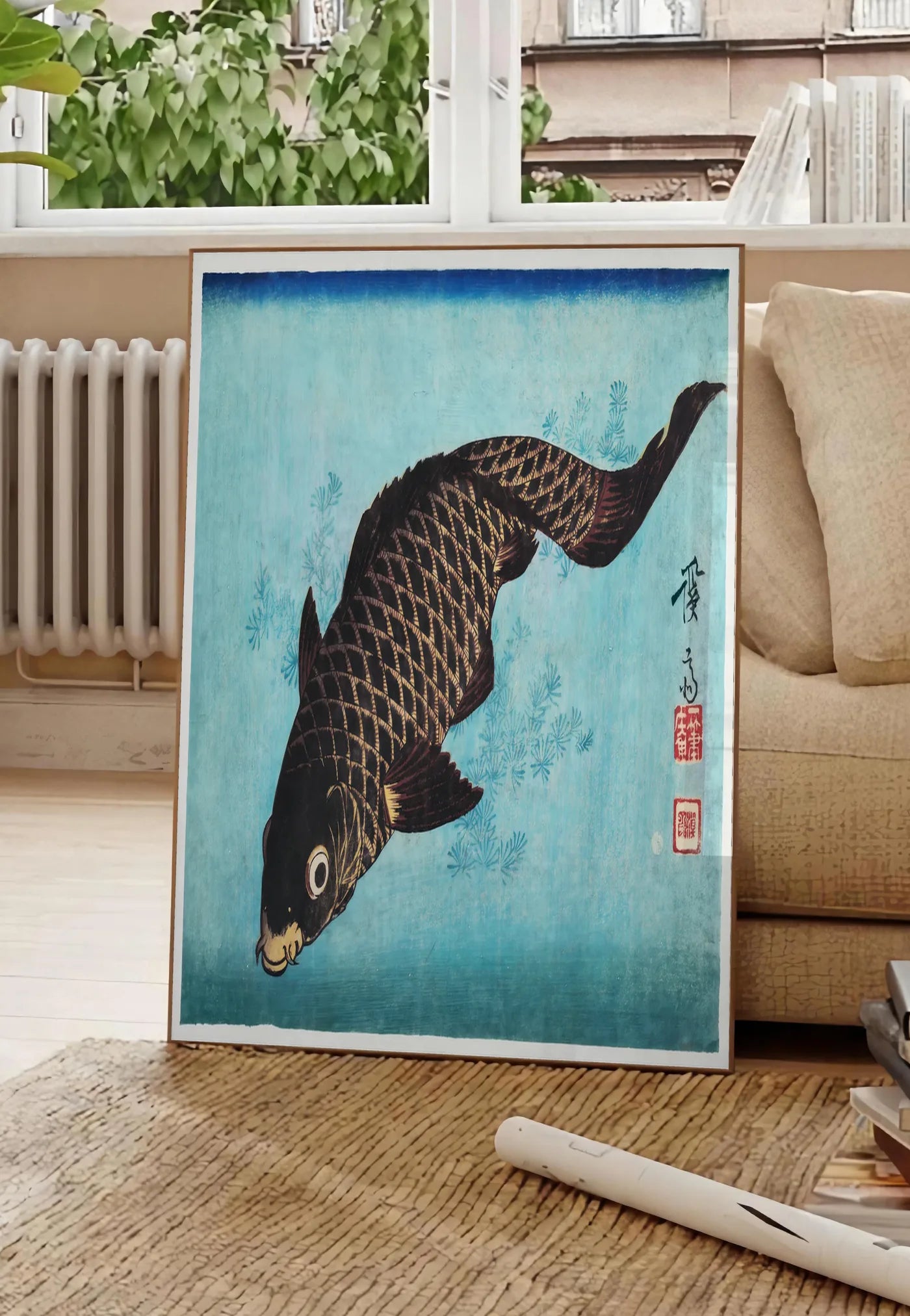 Poster affiche carpe noire sur fond bleu art japonais, posee au sol dans un salon parisien, devant une grande fenetre donnant sur un immeuble haussmannien, entre un ficus et un canape creme