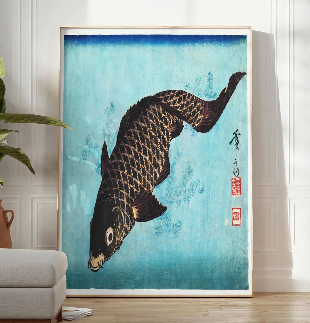 Reproduction affiche carpe noire sur fond bleu art japonais, posee au sol dans un salon minimaliste clair, a cote d'un canape beige et d'une plante verte, sur un parquet clair