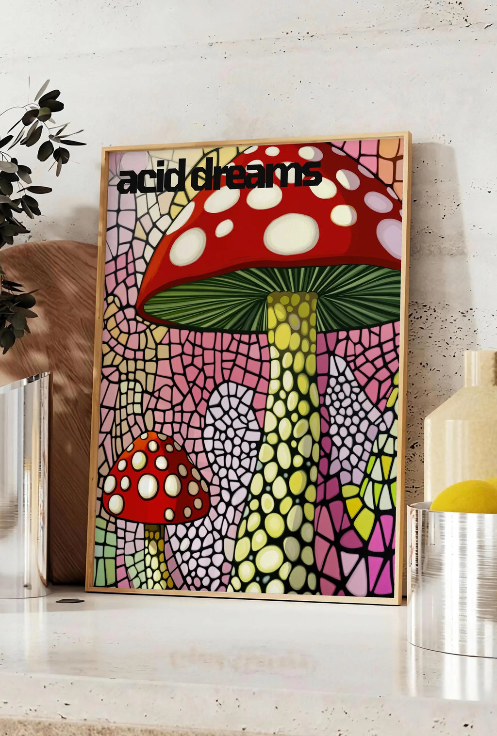 Affiche affiche champignons rouges en vitrail art japonais, posee sur un plan de travail de cuisine en pierre claire, entre une branche d'eucalyptus en vase et un bocal de citrons