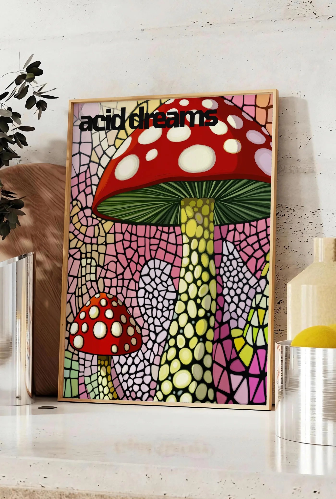Affiche affiche champignons rouges en vitrail art japonais, posee sur un plan de travail de cuisine en pierre claire, entre une branche d'eucalyptus en vase et un bocal de citrons