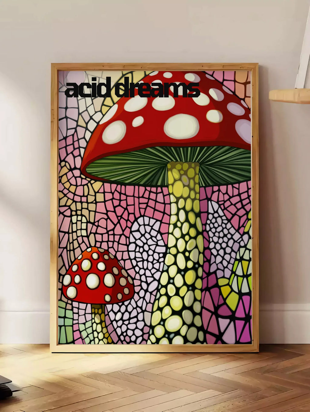 Estampe affiche champignons rouges en vitrail art japonais, posee au sol dans un coin salon, sur un parquet a chevrons, pres d'une table d'appoint en chene chargee de livres