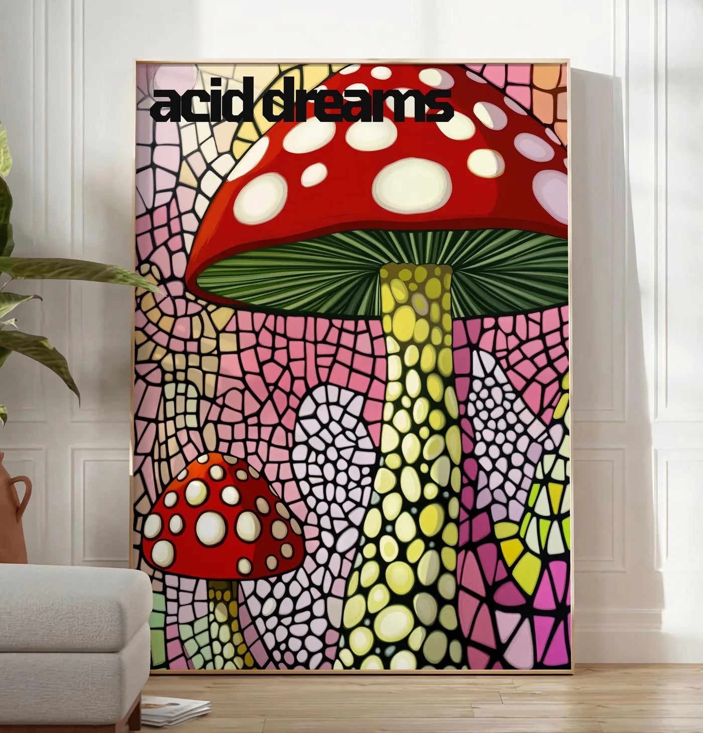 Reproduction affiche champignons rouges en vitrail art japonais, posee au sol dans un salon minimaliste clair, a cote d'un canape beige et d'une plante verte, sur un parquet clair