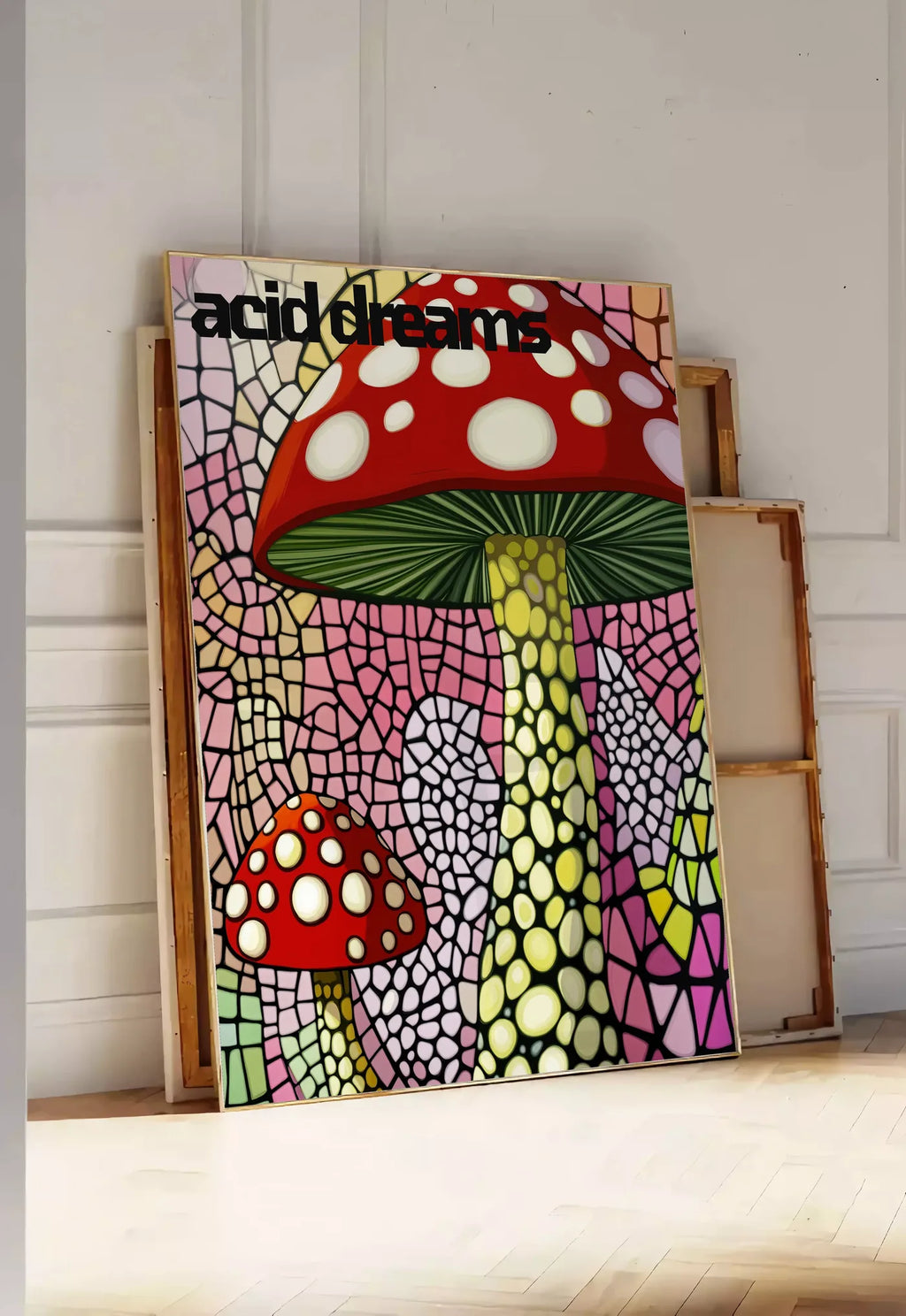 Tirage encadrable affiche champignons rouges en vitrail art japonais, posee au sol dans une entree lumineuse, contre un mur a panneaux blancs, a cote de chassis en bois empiles