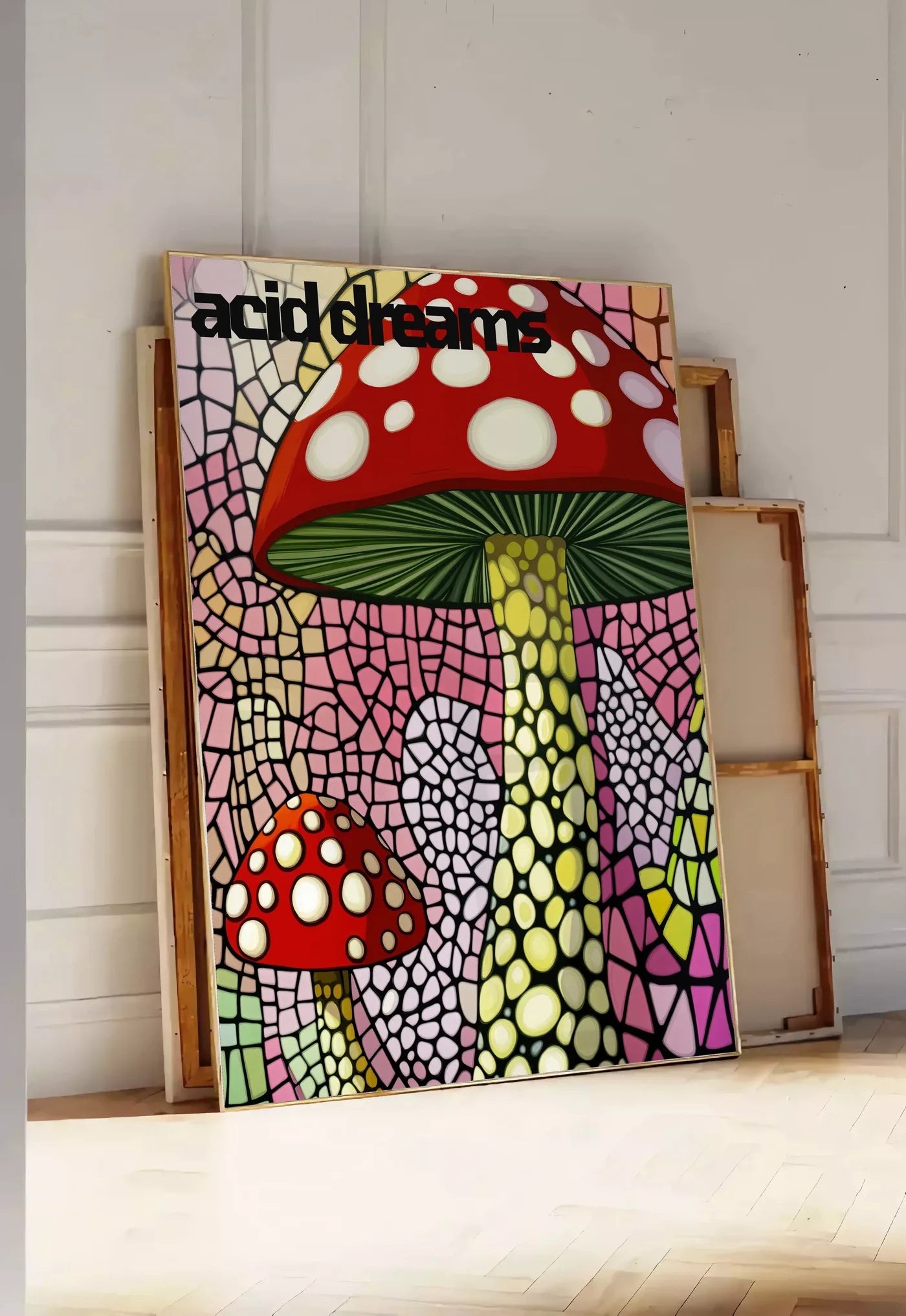 Tirage encadrable affiche champignons rouges en vitrail art japonais, posee au sol dans une entree lumineuse, contre un mur a panneaux blancs, a cote de chassis en bois empiles