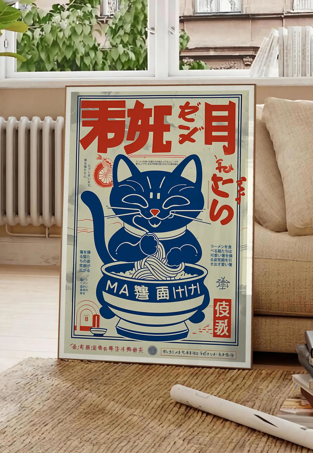 Poster affiche chat ramen vintage, posee au sol dans un salon parisien, devant une grande fenetre donnant sur un immeuble haussmannien, entre un ficus et un canape creme