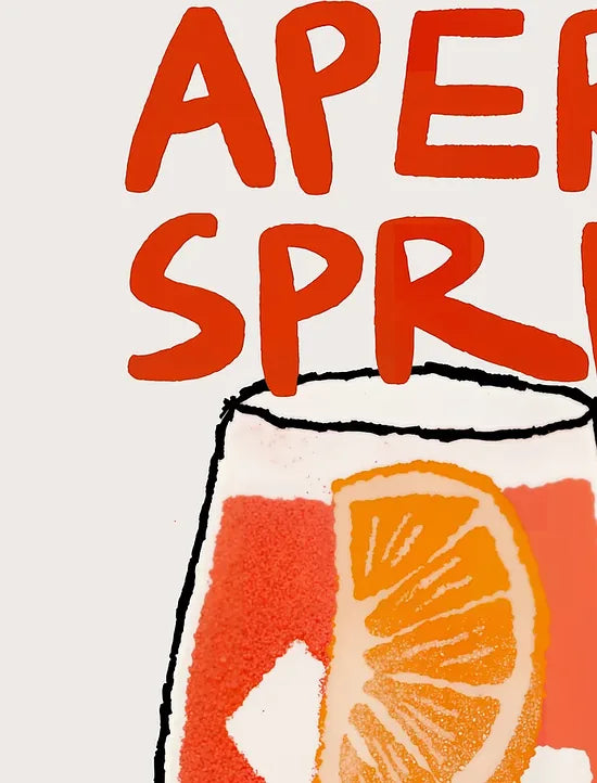 Gros plan sur le verre d'Aperol, grain du papier 275 g/m2 et lettrage peint visibles