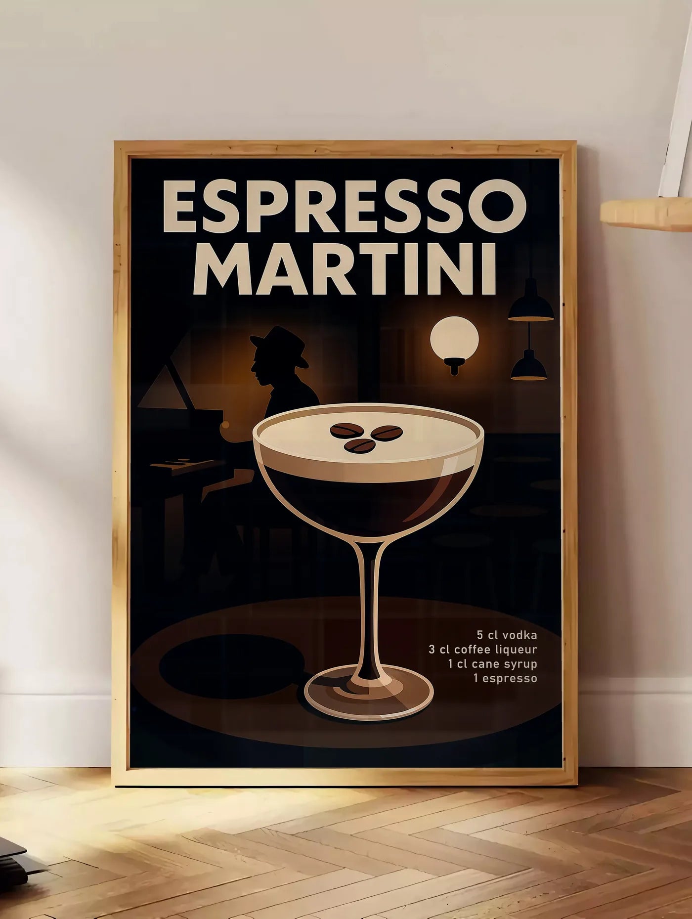 Estampe affiche Espresso Martini, posee au sol dans un coin salon, sur un parquet a chevrons, pres d'une table d'appoint en chene chargee de livres