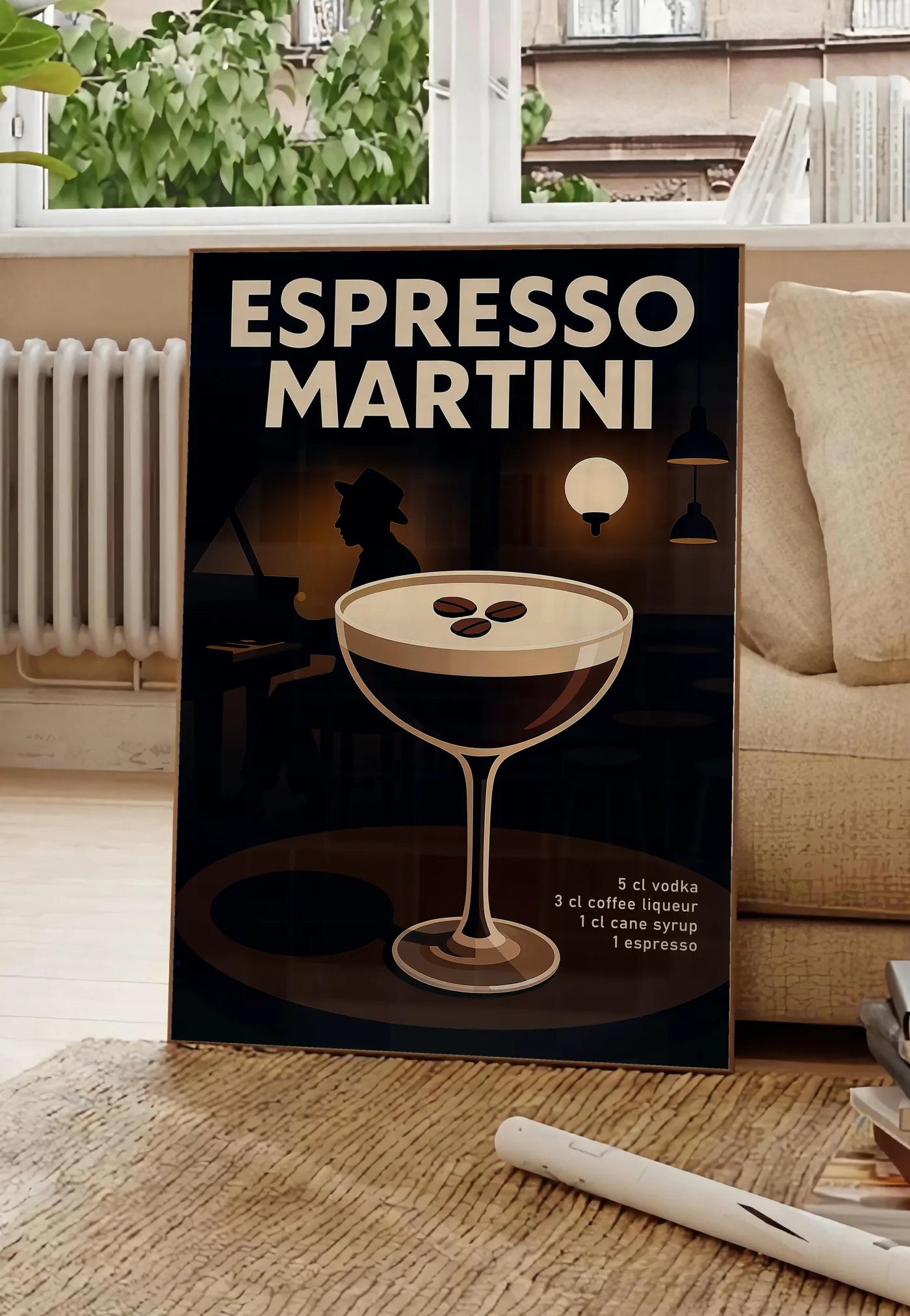 Poster affiche Espresso Martini, posee au sol dans un salon parisien, devant une grande fenetre donnant sur un immeuble haussmannien, entre un ficus et un canape creme