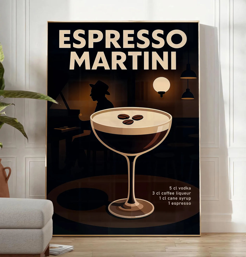 Reproduction affiche Espresso Martini, posee au sol dans un salon minimaliste clair, a cote d'un canape beige et d'une plante verte, sur un parquet clair