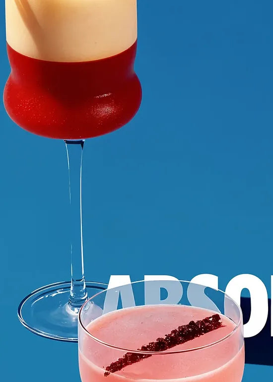 Gros plan sur les verres a cocktail colores et leurs garnitures