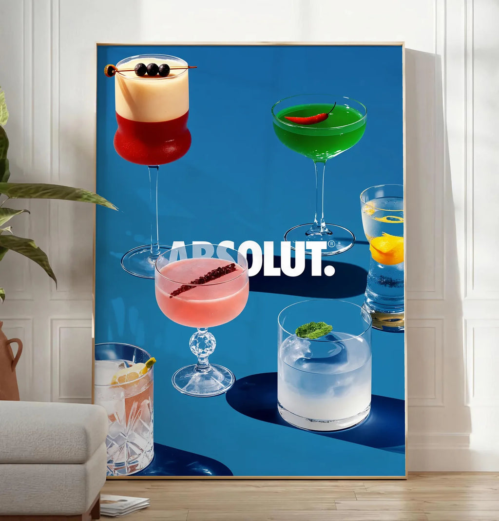 Reproduction affiche cocktail collection, posee au sol dans un salon minimaliste clair, a cote d'un canape beige et d'une plante verte, sur un parquet clair