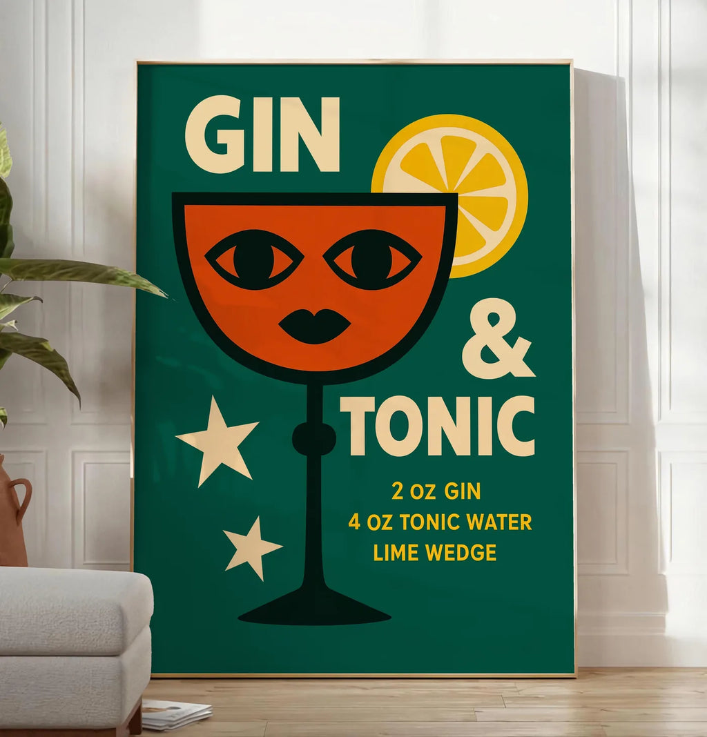 Reproduction affiche gin tonic pop-art, posee au sol dans un salon minimaliste clair, a cote d'un canape beige et d'une plante verte, sur un parquet clair