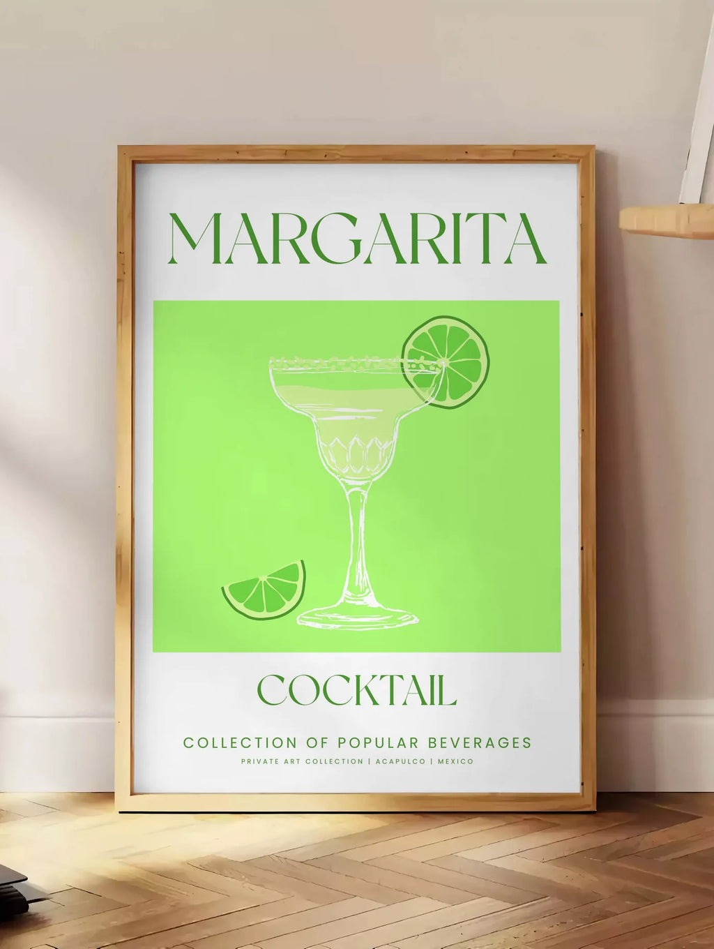 Estampe affiche margarita minimaliste, posee au sol dans un coin salon, sur un parquet a chevrons, pres d'une table d'appoint en chene chargee de livres
