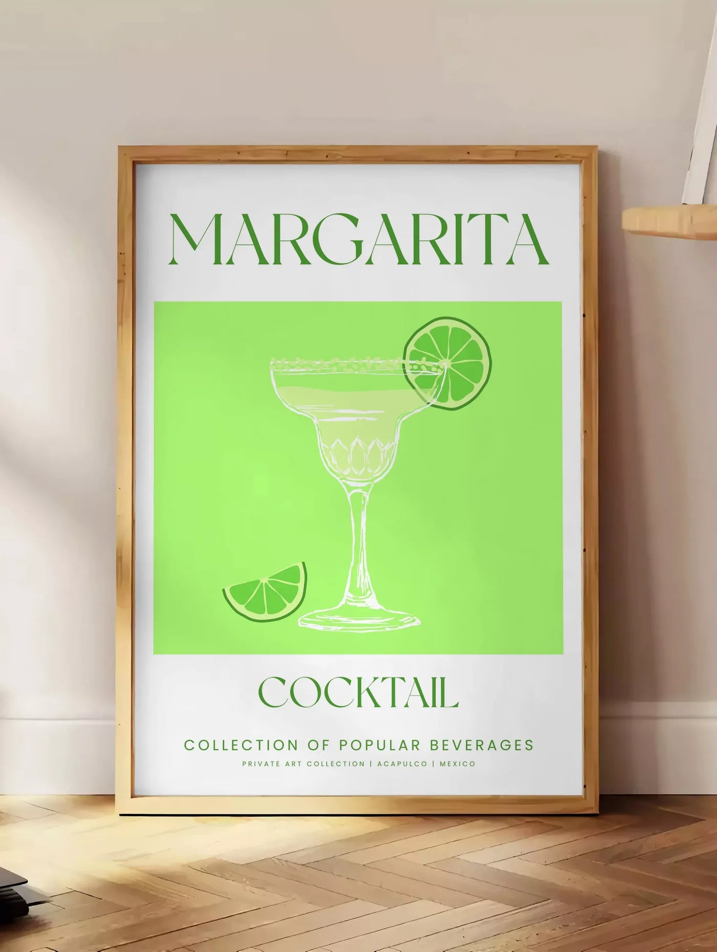 Estampe affiche margarita minimaliste, posee au sol dans un coin salon, sur un parquet a chevrons, pres d'une table d'appoint en chene chargee de livres