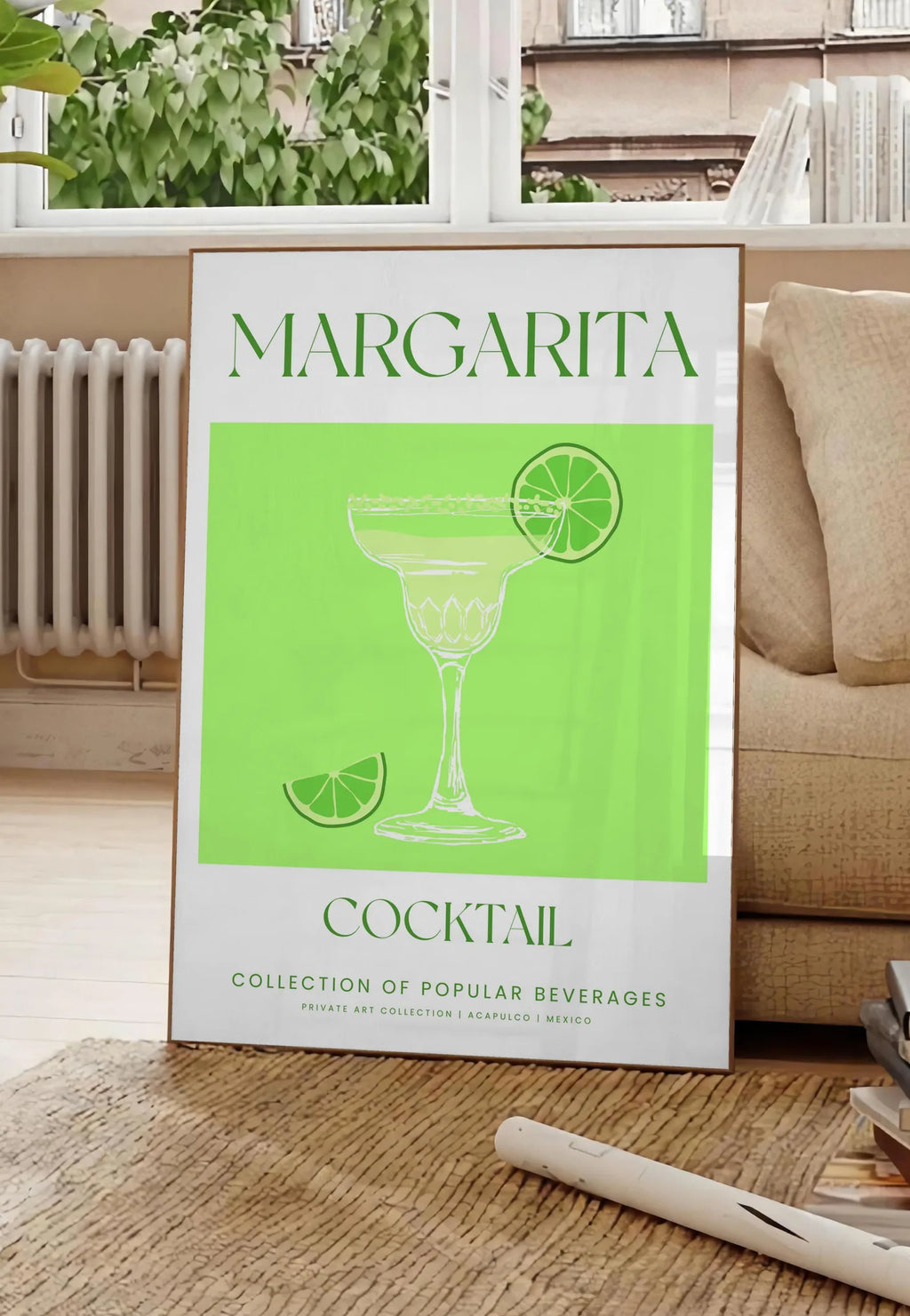 Poster affiche margarita minimaliste, posee au sol dans un salon parisien, devant une grande fenetre donnant sur un immeuble haussmannien, entre un ficus et un canape creme