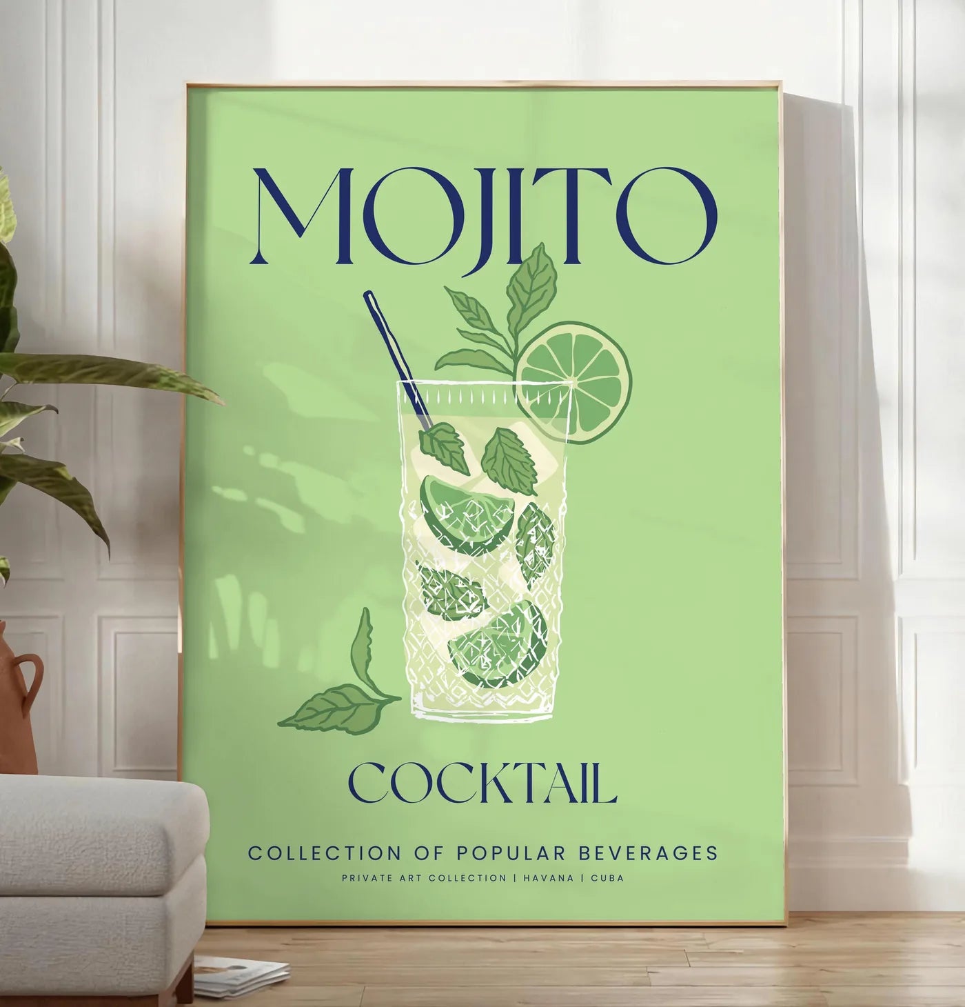 Reproduction affiche mojito minimaliste, posee au sol dans un salon minimaliste clair, a cote d'un canape beige et d'une plante verte, sur un parquet clair