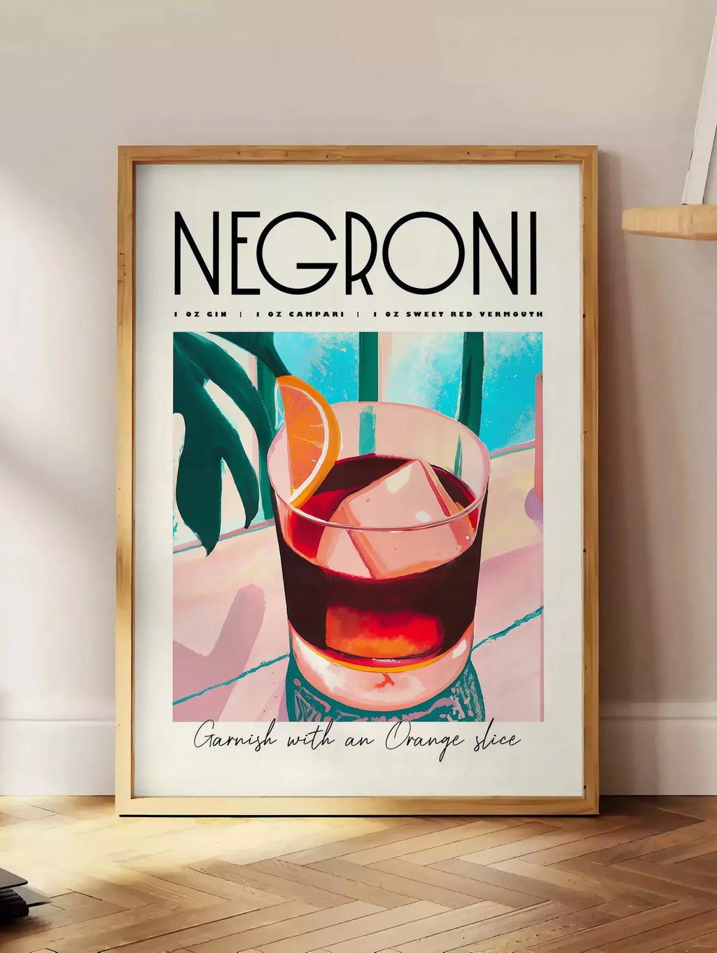 Estampe verre de Negroni avec cube de glace massif, posee au sol dans un coin salon, sur un parquet a chevrons, pres d'une table d'appoint en chene chargee de livres