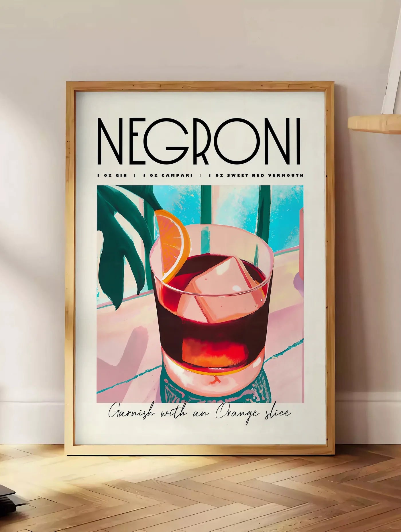 Estampe verre de Negroni avec cube de glace massif, posee au sol dans un coin salon, sur un parquet a chevrons, pres d'une table d'appoint en chene chargee de livres