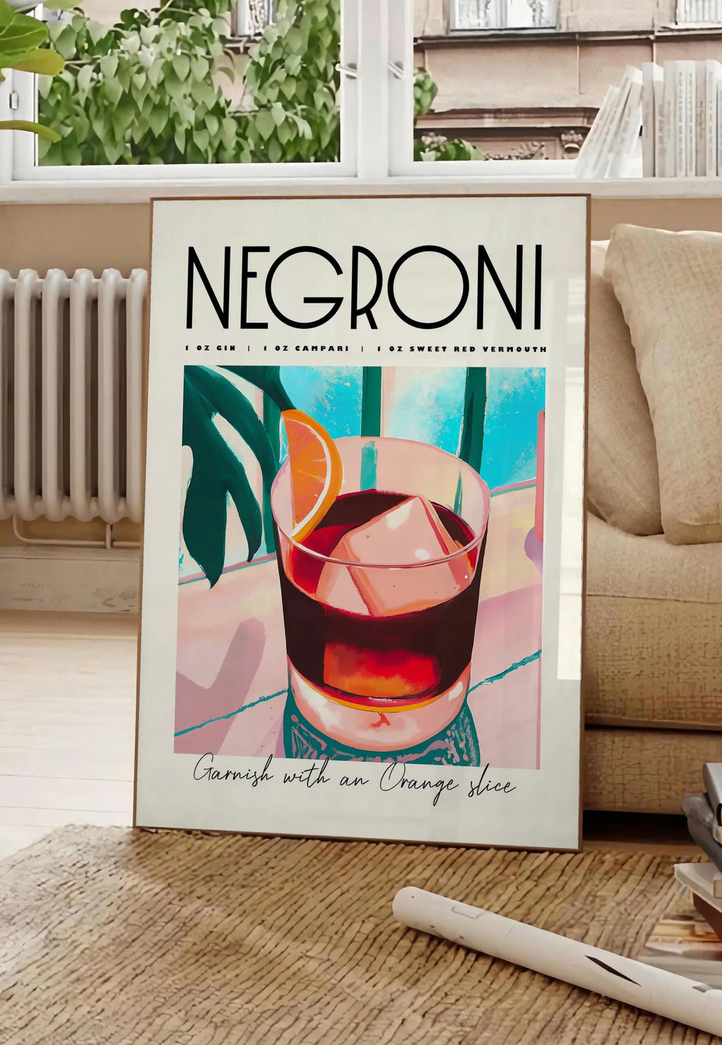 Poster verre de Negroni avec cube de glace massif, posee au sol dans un salon parisien, devant une grande fenetre donnant sur un immeuble haussmannien, entre un ficus et un canape creme