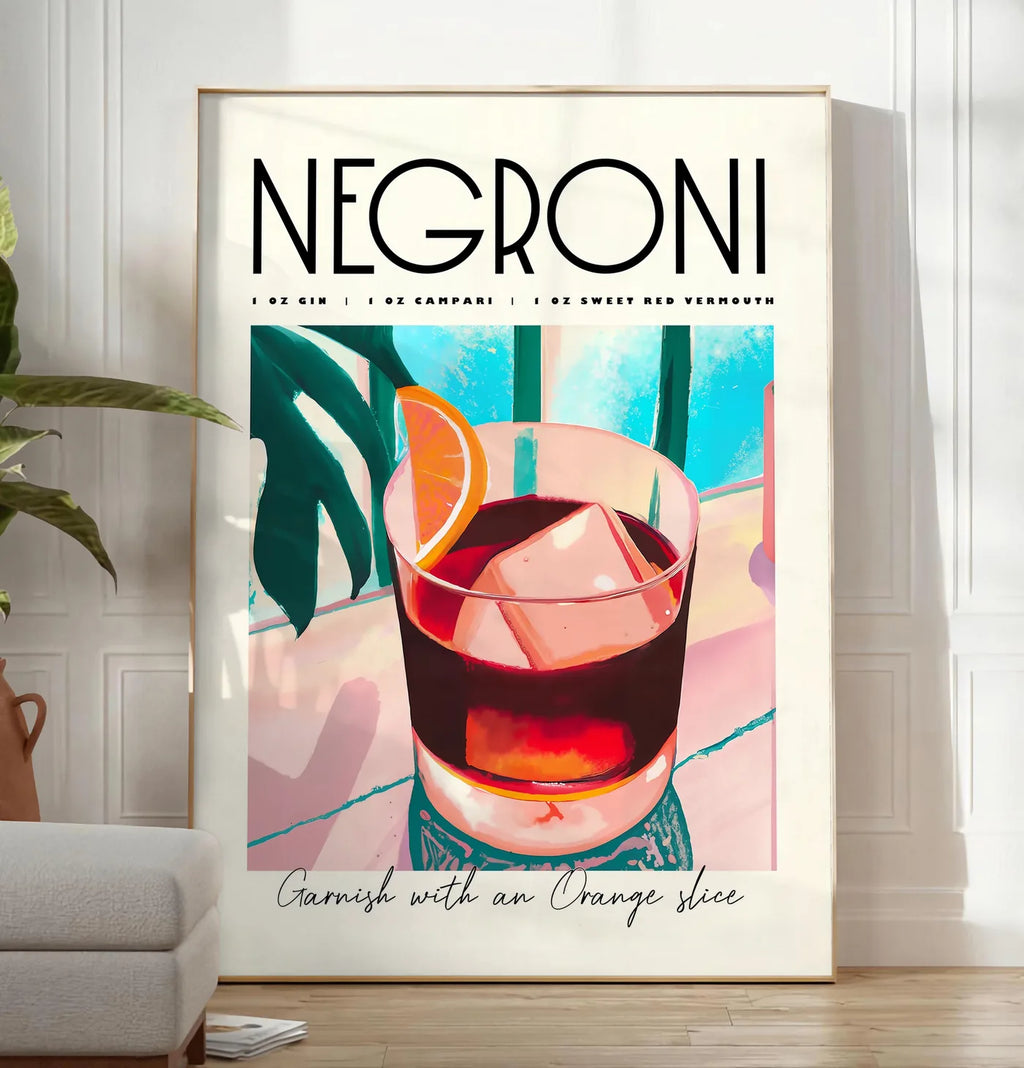 Reproduction verre de Negroni avec cube de glace massif, posee au sol dans un salon minimaliste clair, a cote d'un canape beige et d'une plante verte, sur un parquet clair