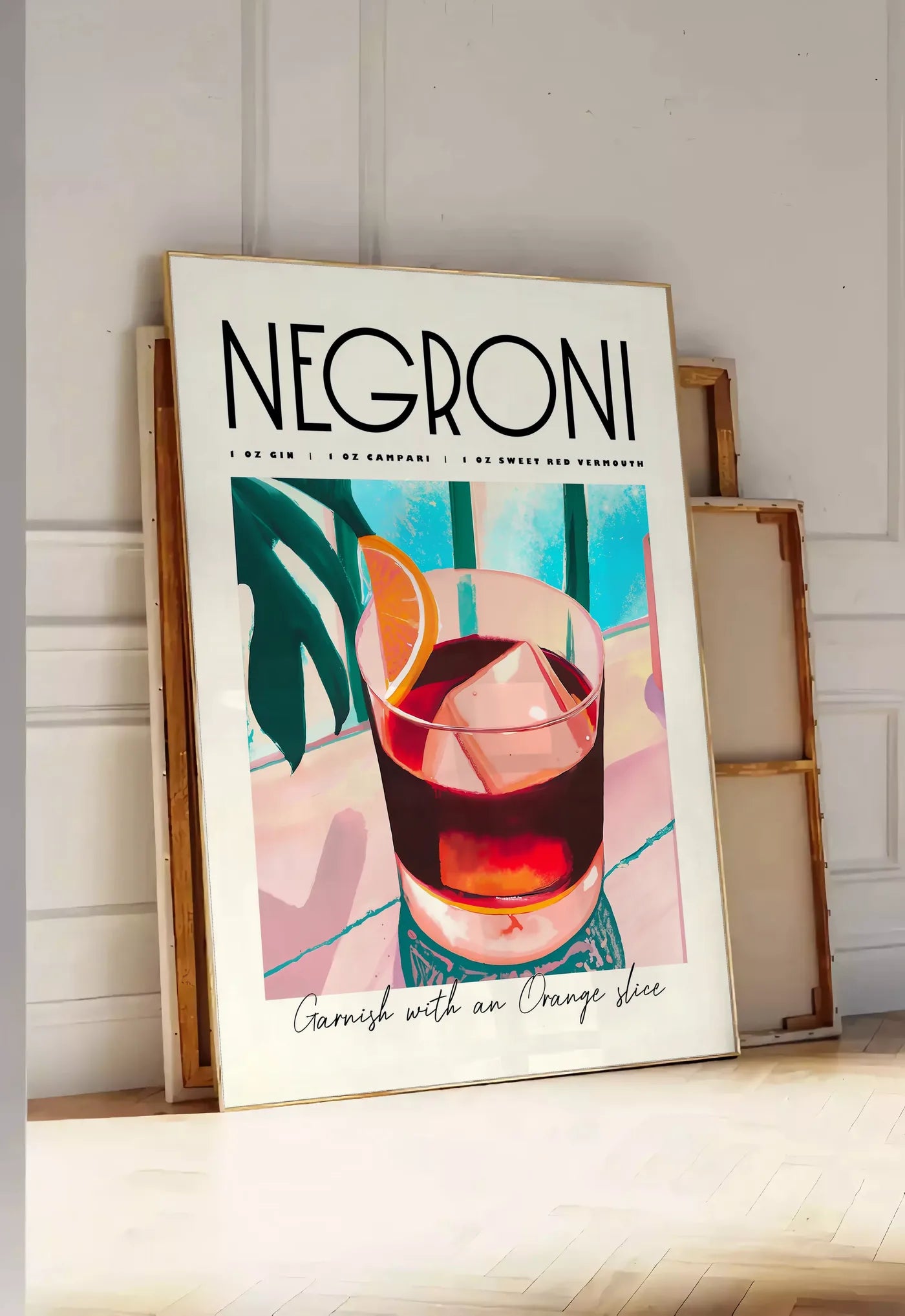Tirage encadrable verre de Negroni avec cube de glace massif, posee au sol dans une entree lumineuse, contre un mur a panneaux blancs, a cote de chassis en bois empiles