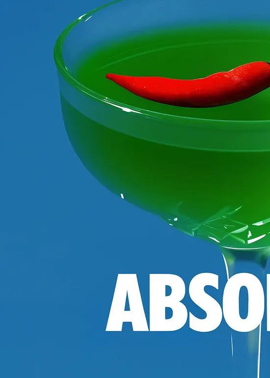 Gros plan sur le verre cocktail vert et le piment rouge