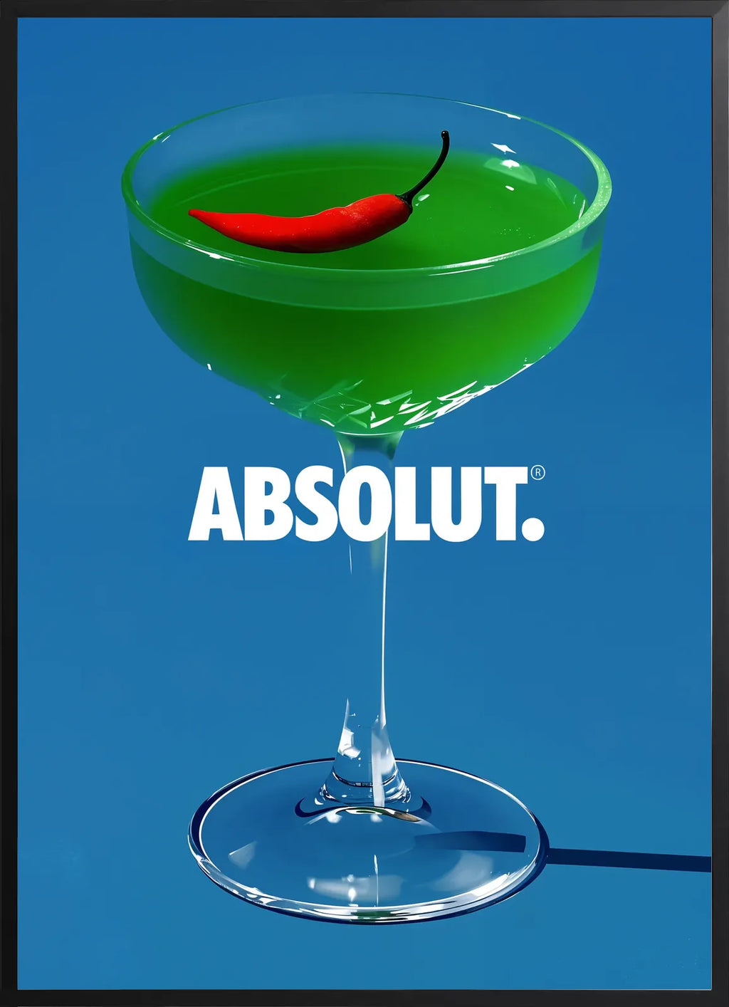 Encadrement noir mat autour du verre cocktail vert et piment rouge