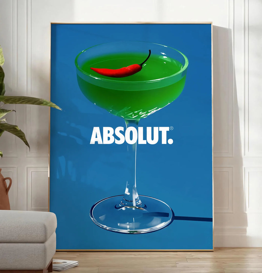 Reproduction affiche cocktail vert, posee au sol dans un salon minimaliste clair, a cote d'un canape beige et d'une plante verte, sur un parquet clair