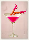 Affiche cocktail rose kitsch, verre martini et bottes fuchsia sur fond raye rose